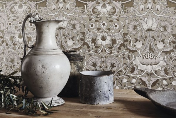 2-morris-pure-wallpaper-white-acqua-natural-flower-lodden-details-white-water-jug-interiors